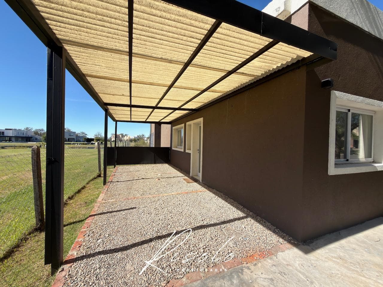 House for Rent, 3 bedrooms. Spacious kitchen and dining room. Lake. Gated Community, Escobar