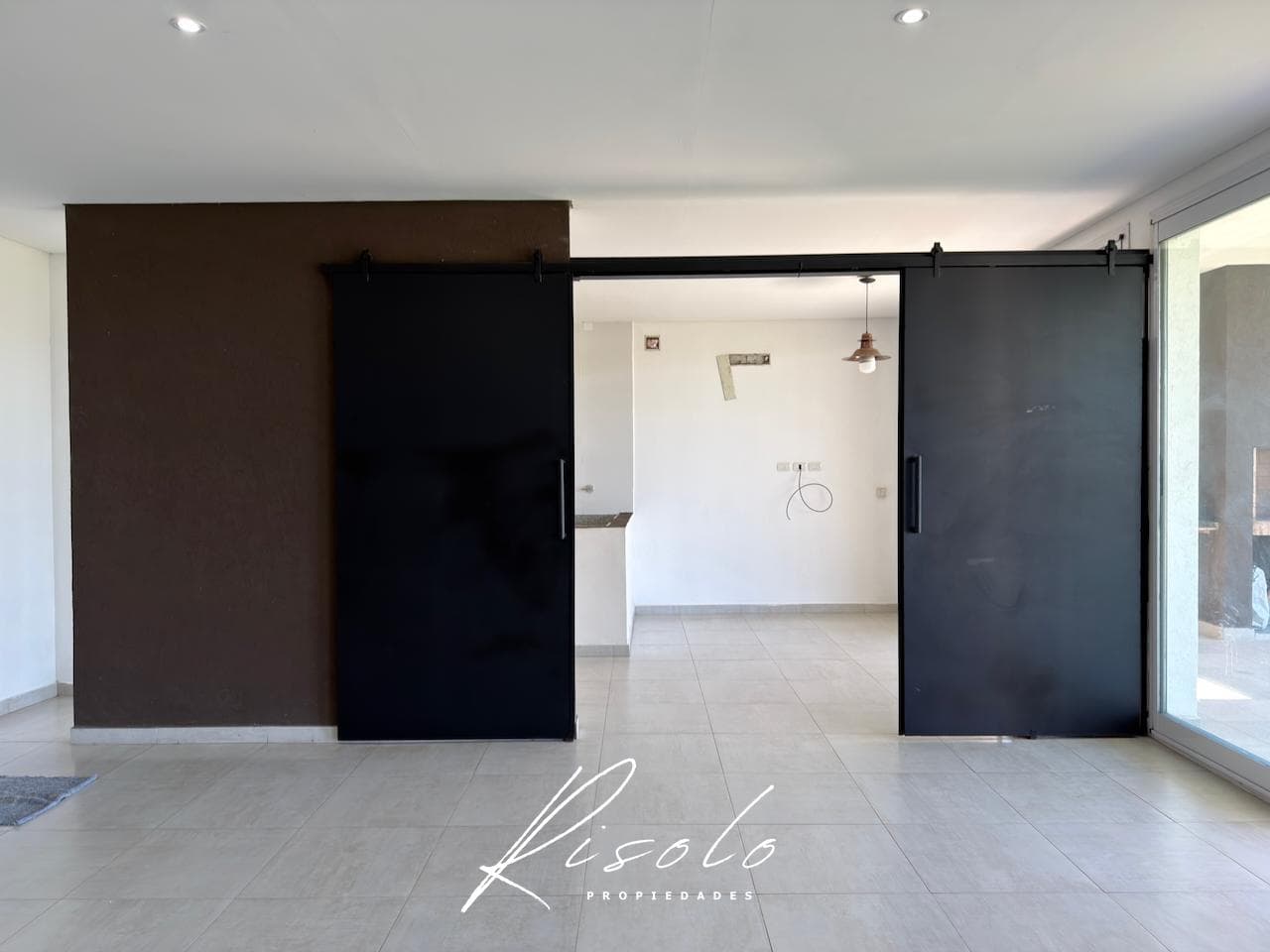 House for Rent, 3 bedrooms. Spacious kitchen and dining room. Lake. Gated Community, Escobar