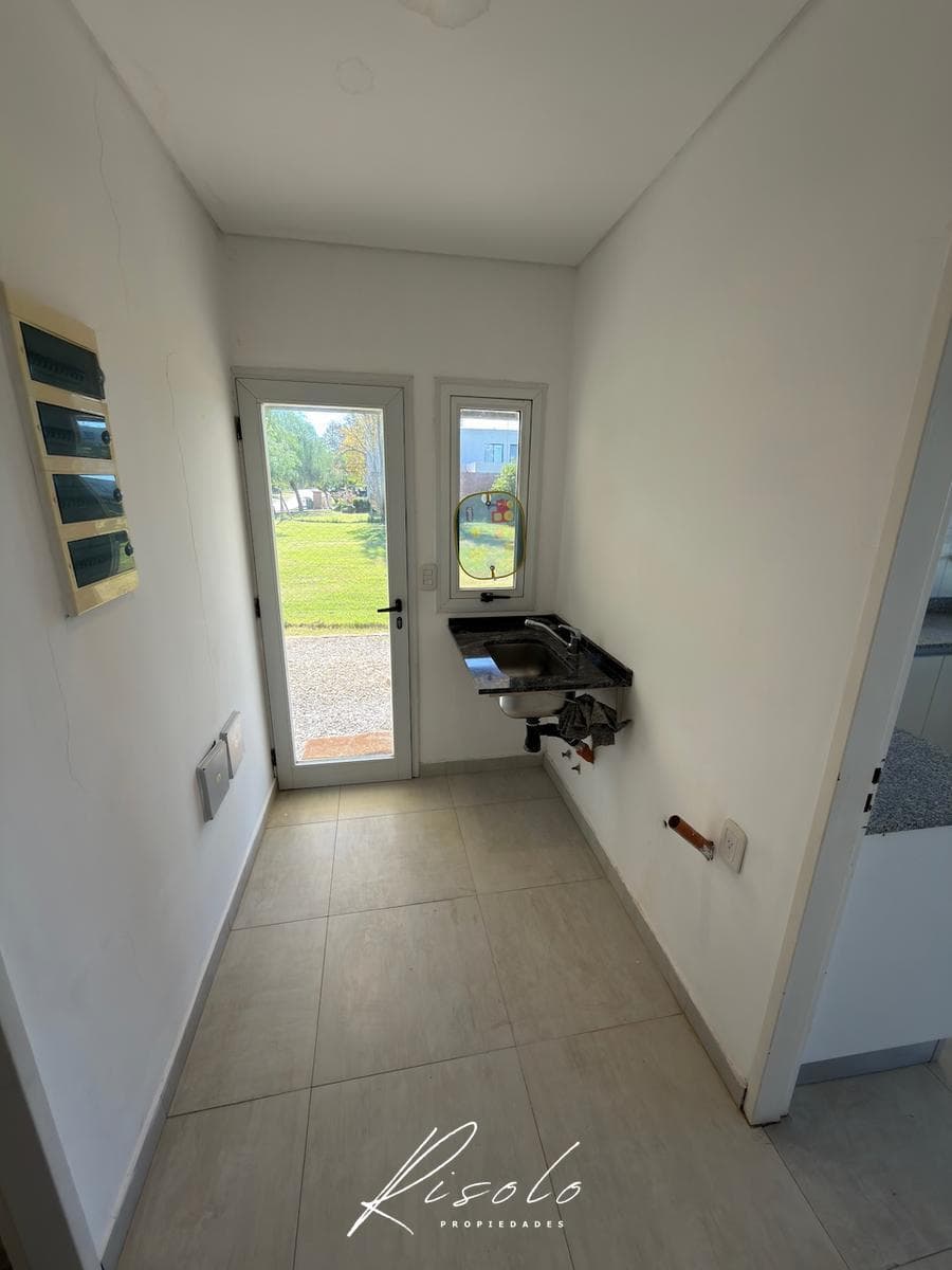 House for Rent, 3 bedrooms. Spacious kitchen and dining room. Lake. Gated Community, Escobar