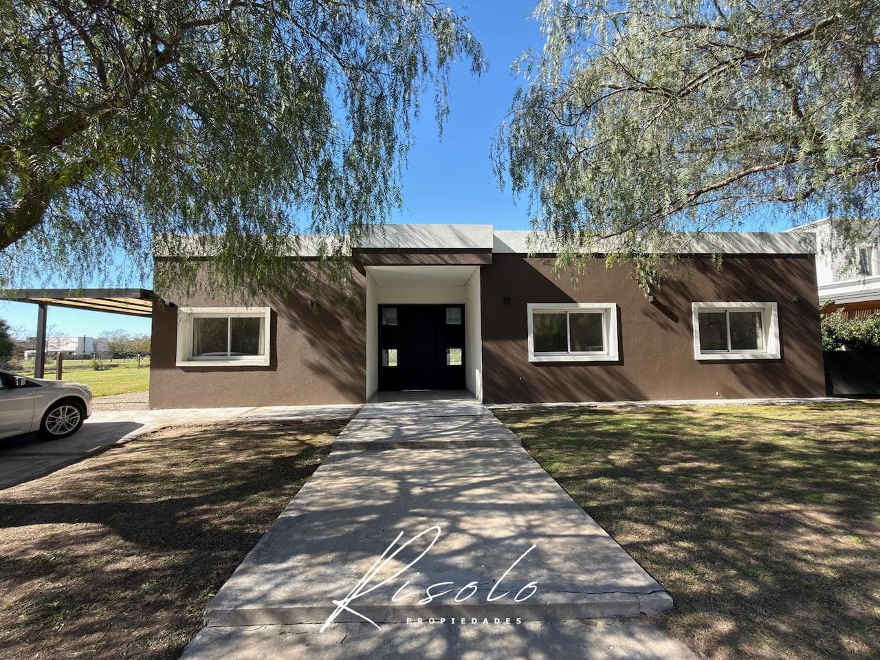 House for Rent, 3 bedrooms. Spacious kitchen and dining room. Lake. Gated Community, Escobar