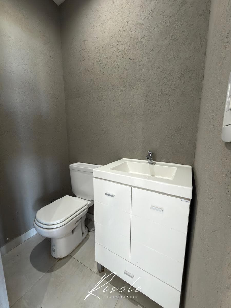 House for Rent, 3 bedrooms. Spacious kitchen and dining room. Lake. Gated Community, Escobar
