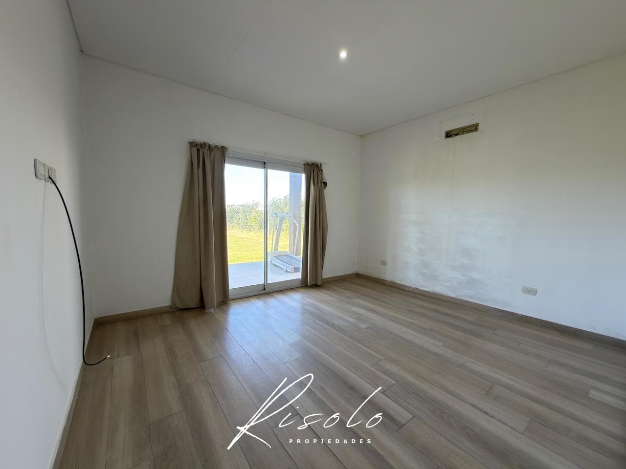 House for Rent, 3 bedrooms. Spacious kitchen and dining room. Lake. Gated Community, Escobar