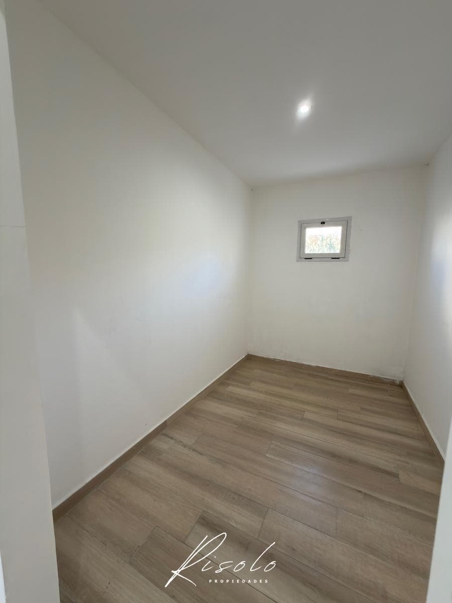 House for Rent, 3 bedrooms. Spacious kitchen and dining room. Lake. Gated Community, Escobar