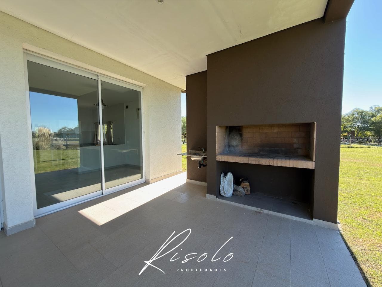 House for Rent, 3 bedrooms. Spacious kitchen and dining room. Lake. Gated Community, Escobar