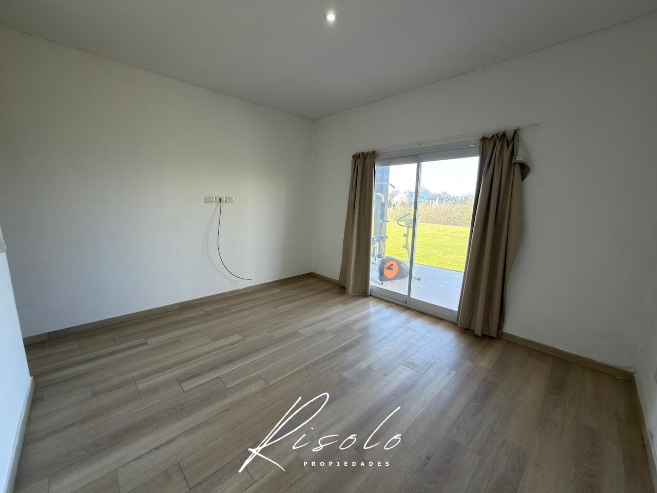House for Rent, 3 bedrooms. Spacious kitchen and dining room. Lake. Gated Community, Escobar