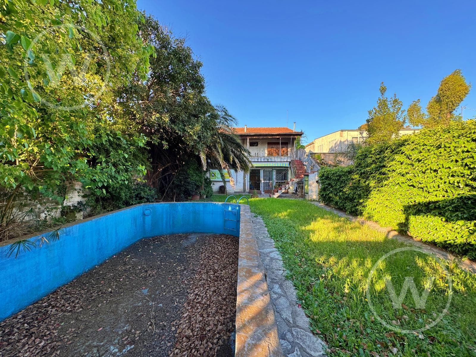 4 Rooms | 430 m² Lot | Pool | Parking Spaces | Eligible for a Mortgage
