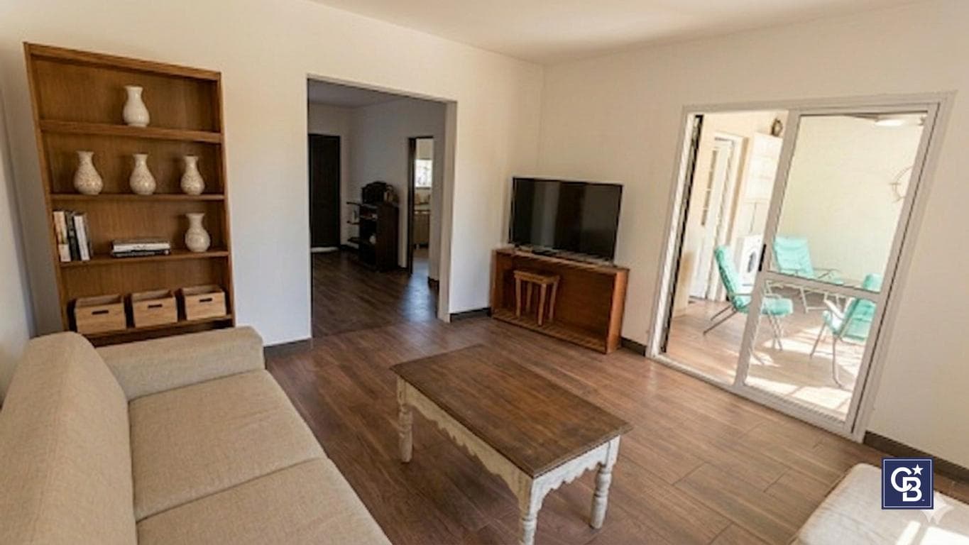 3-room house for sale with a patio and garage in downtown Luján