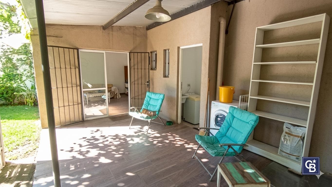 3-room house for sale with a patio and garage in downtown Luján