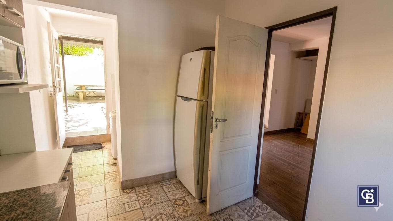 3-room house for sale with a patio and garage in downtown Luján