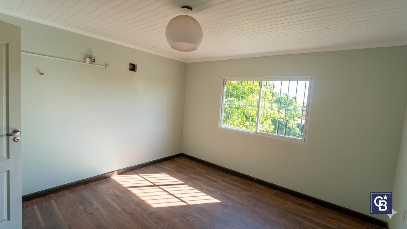 3-room house for sale with a patio and garage in downtown Luján