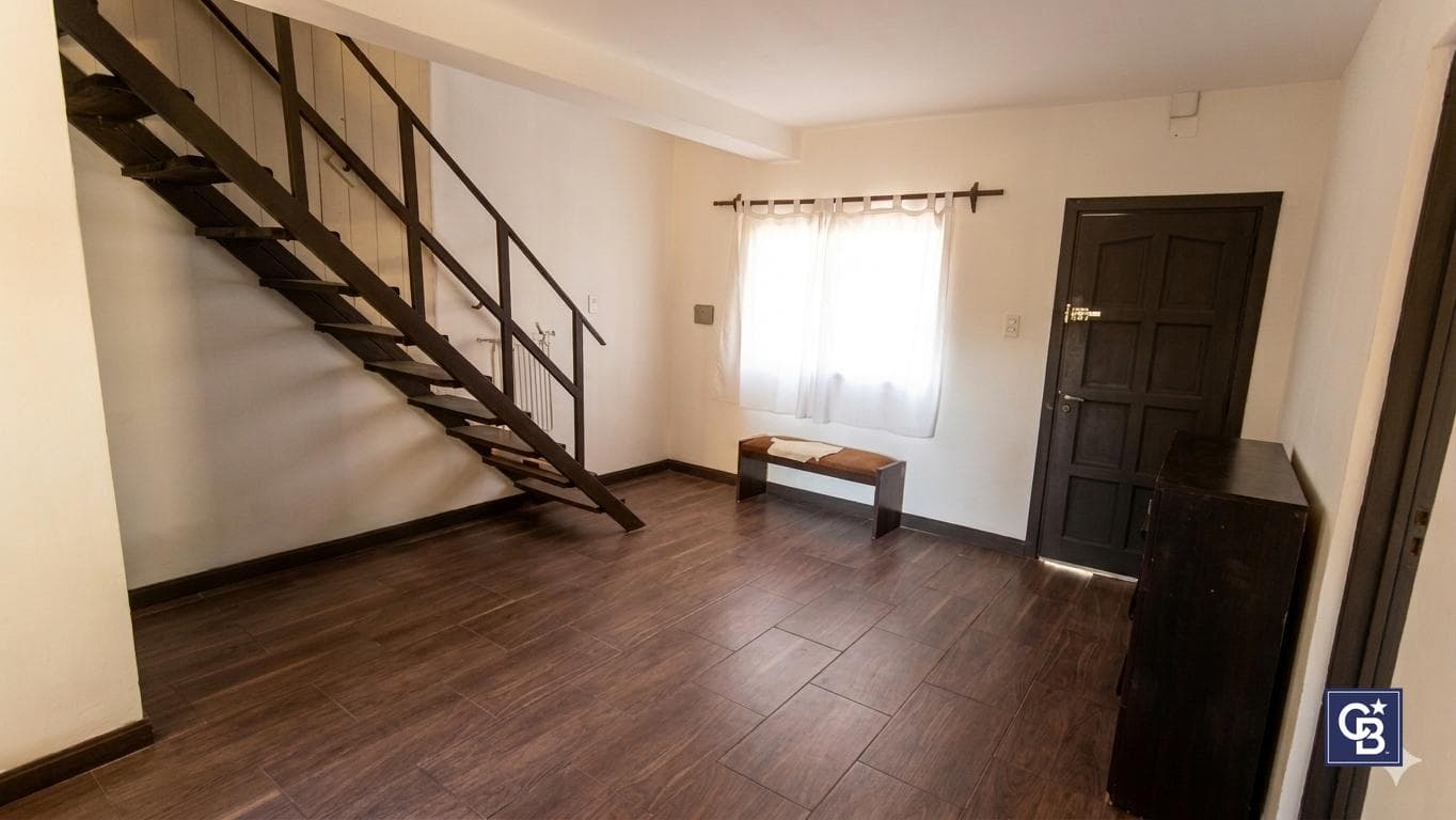 3-room house for sale with a patio and garage in downtown Luján