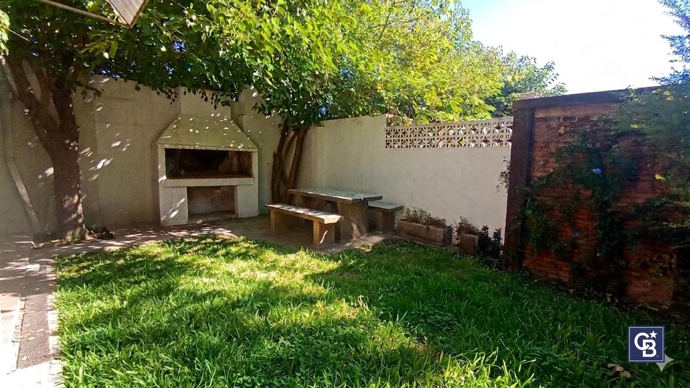 3-room house for sale with a patio and garage in downtown Luján