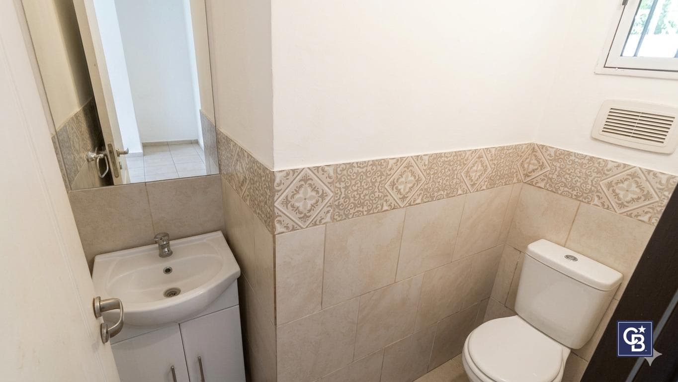 3-room house for sale with a patio and garage in downtown Luján