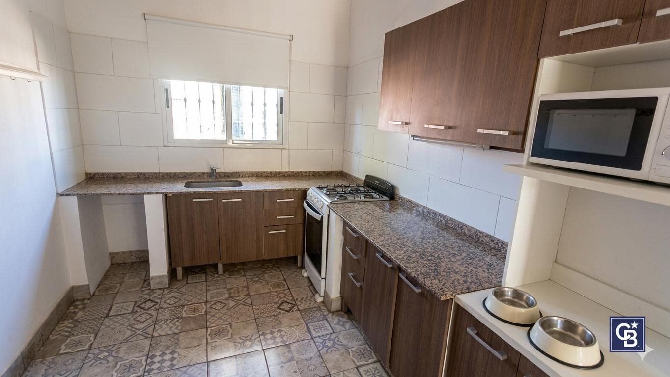 3-room house for sale with a patio and garage in downtown Luján