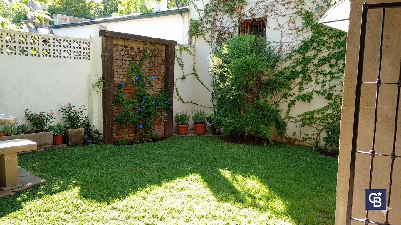 3-room house for sale with a patio and garage in downtown Luján