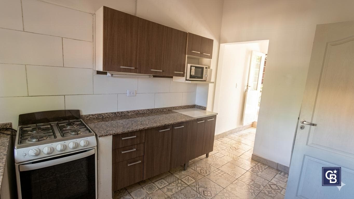 3-room house for sale with a patio and garage in downtown Luján