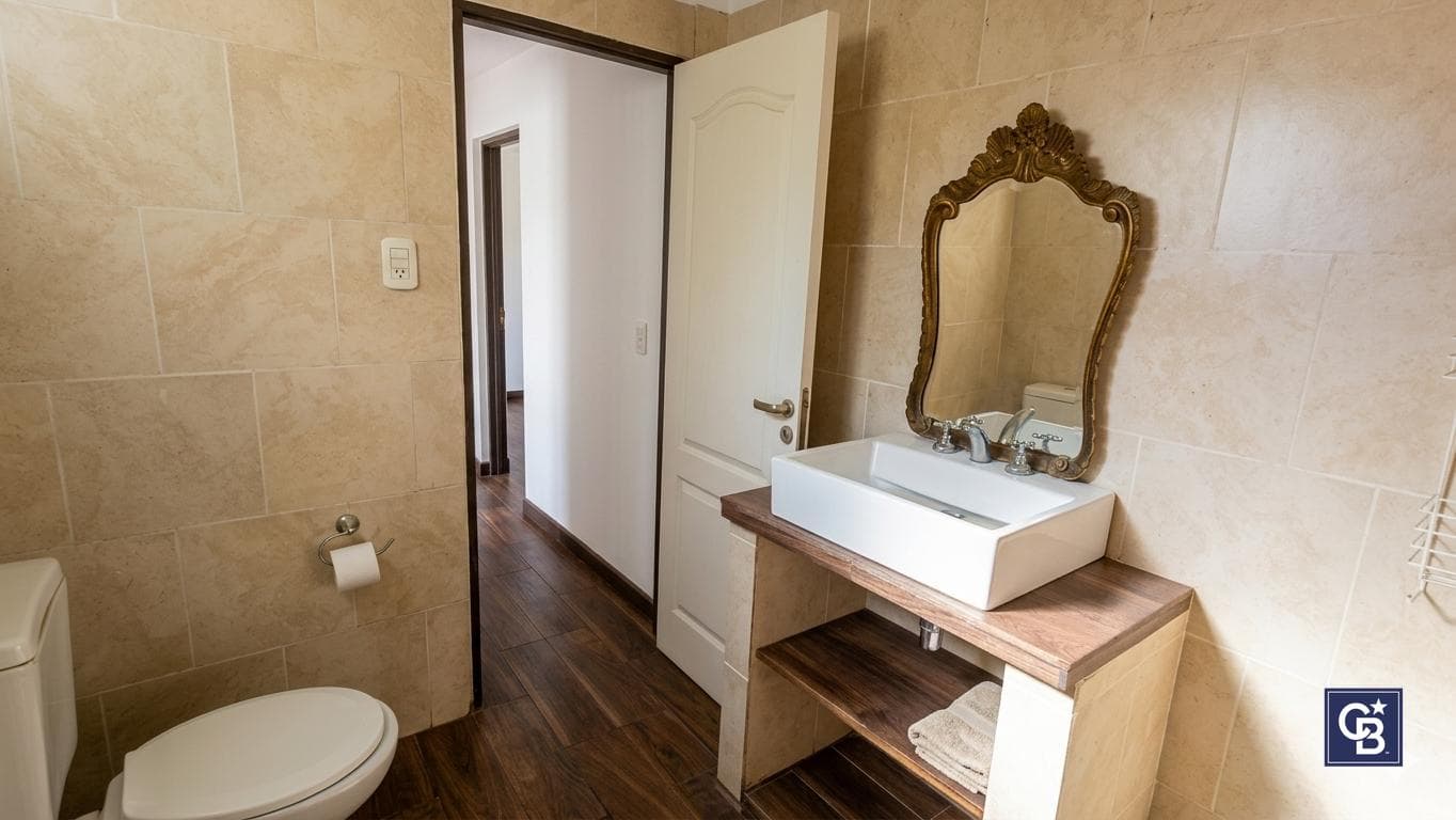 3-room house for sale with a patio and garage in downtown Luján