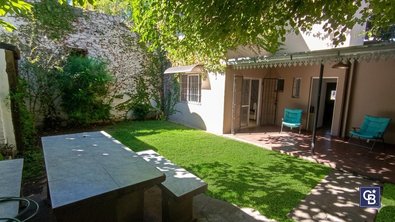 3-room house for sale with a patio and garage in downtown Luján