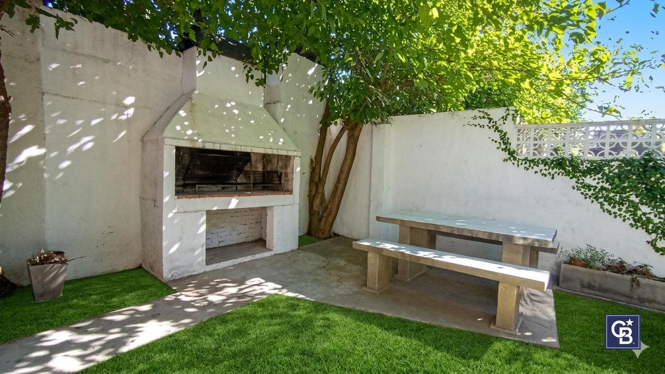 3-room house for sale with a patio and garage in downtown Luján