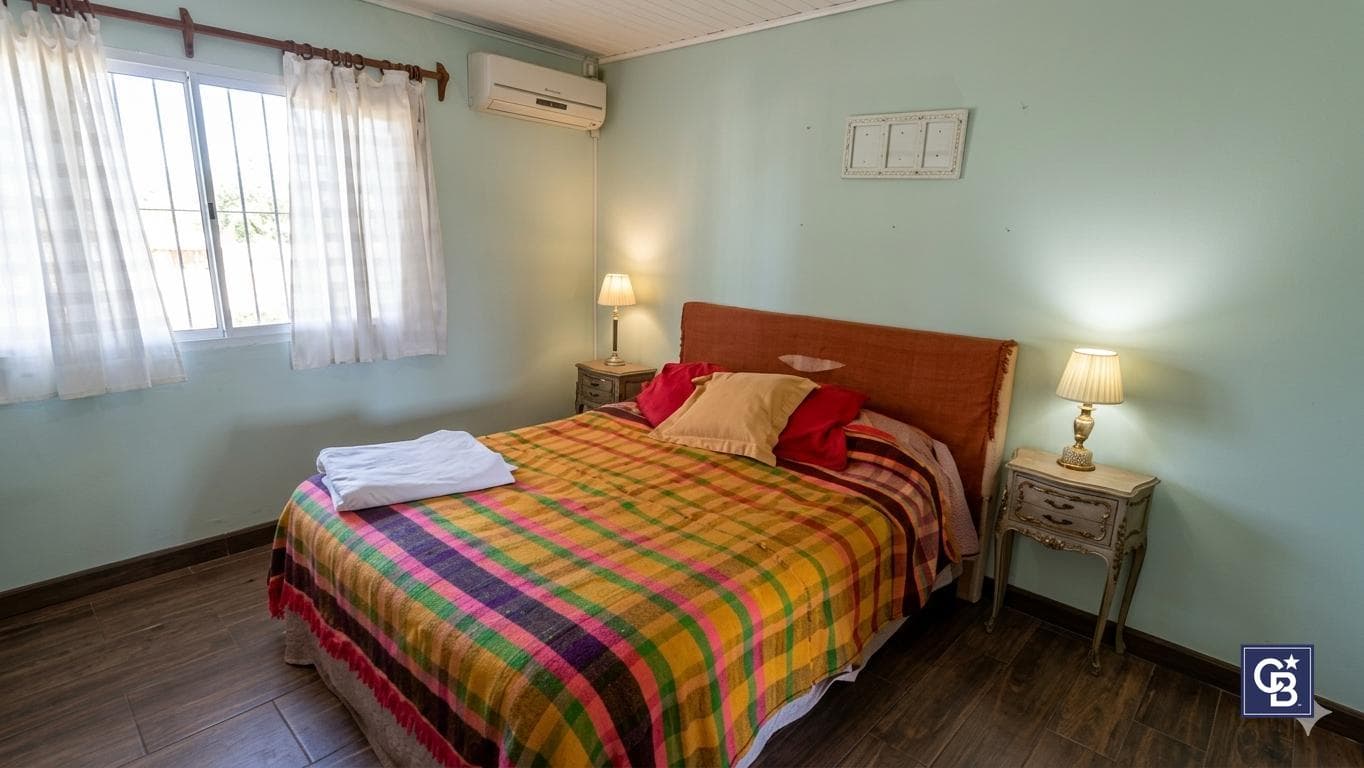 3-room house for sale with a patio and garage in downtown Luján