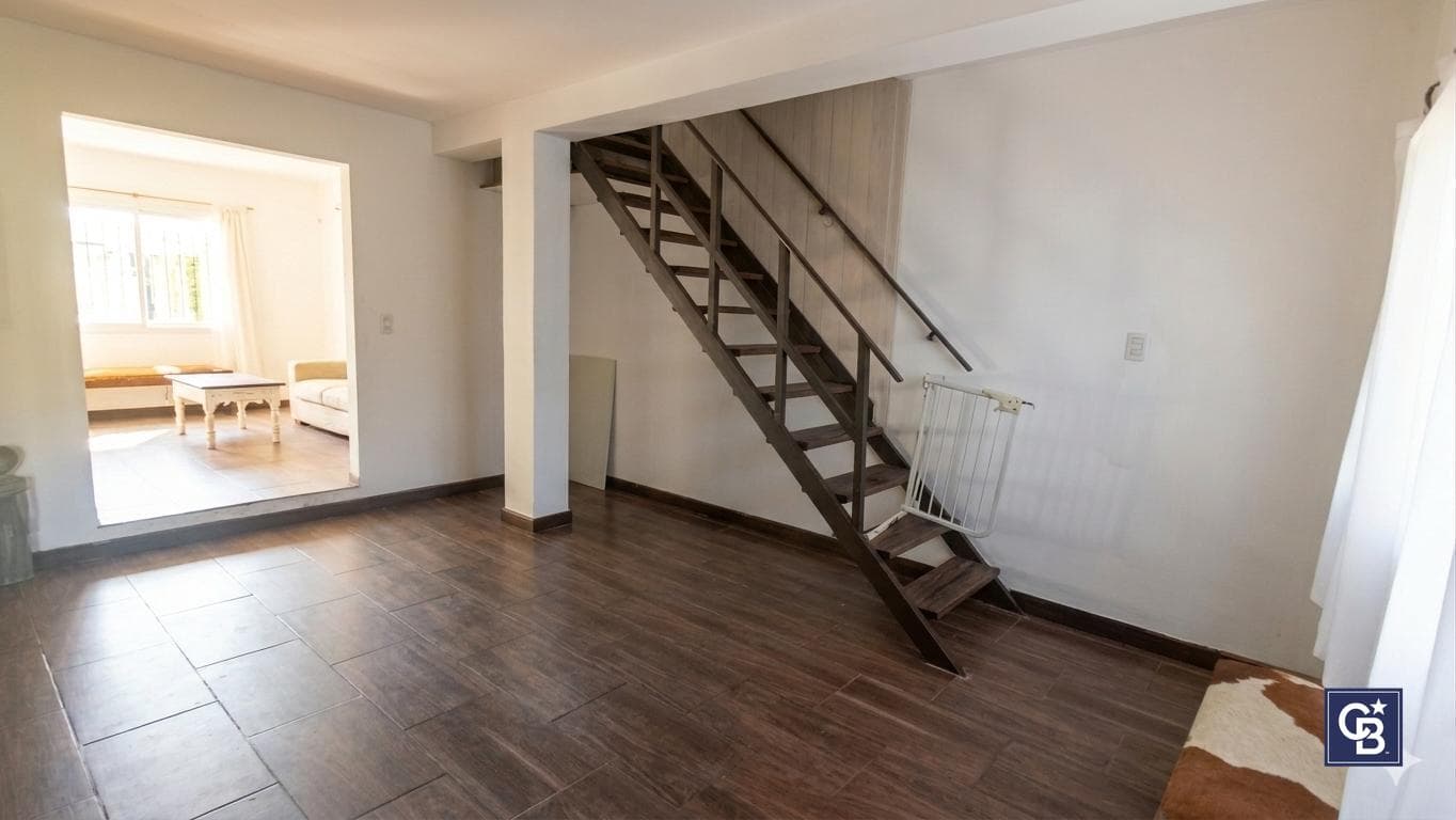 3-room house for sale with a patio and garage in downtown Luján