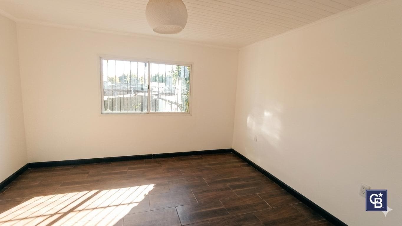 3-room house for sale with a patio and garage in downtown Luján
