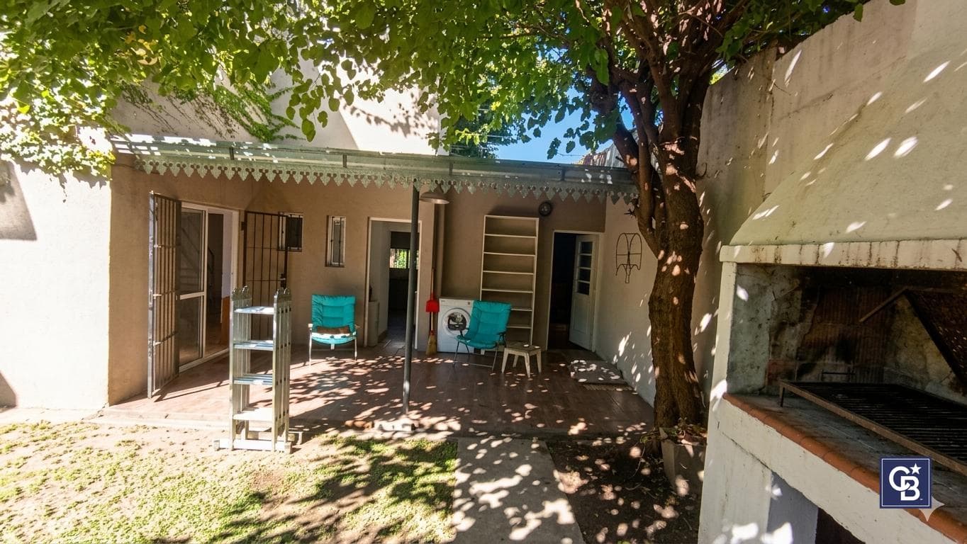 3-room house for sale with a patio and garage in downtown Luján
