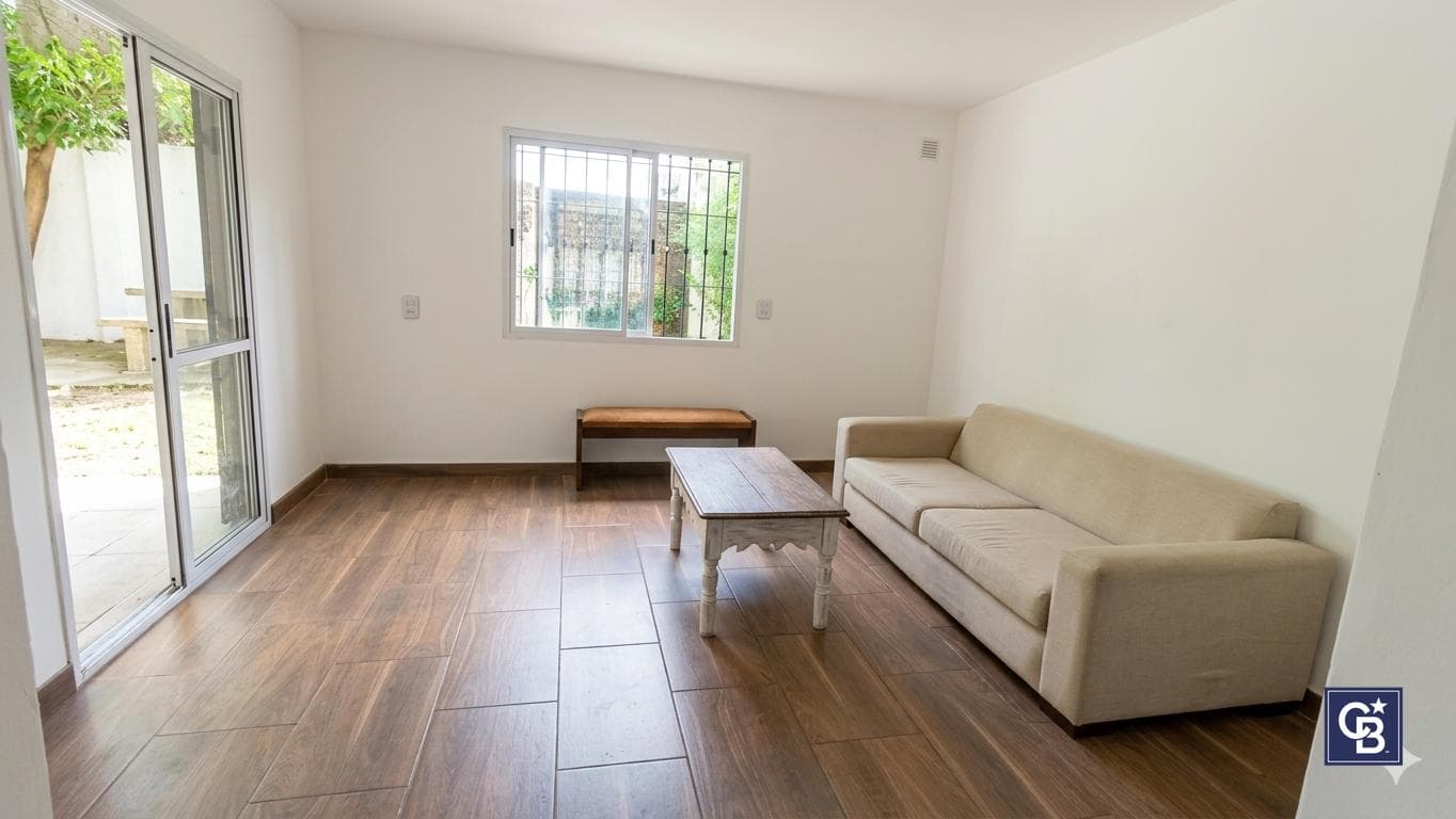 3-room house for sale with a patio and garage in downtown Luján