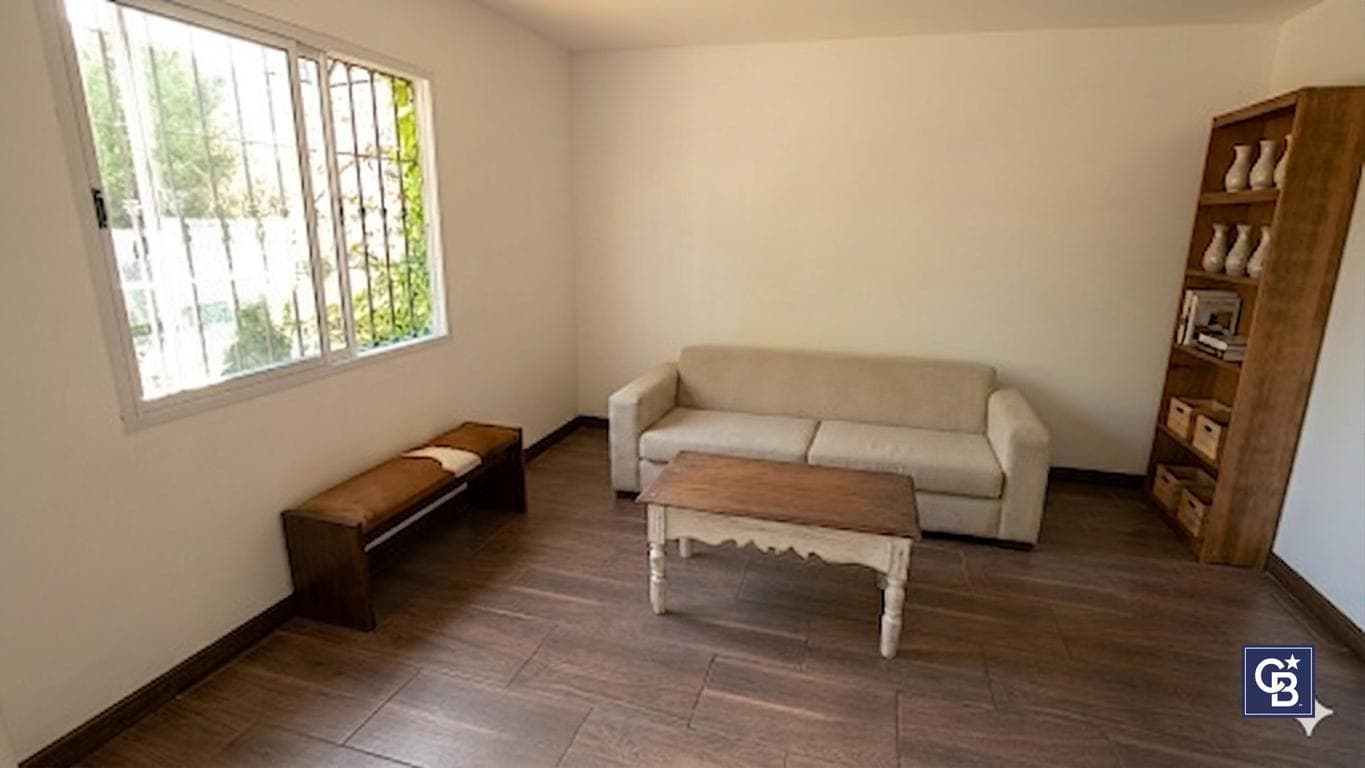 3-room house for sale with a patio and garage in downtown Luján