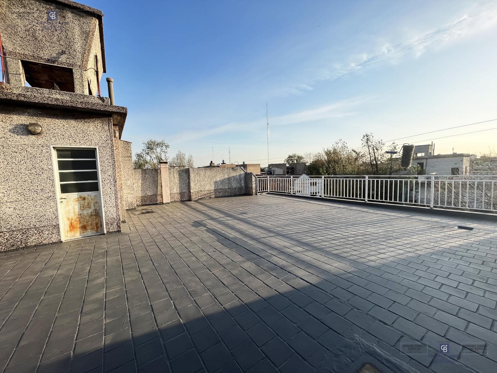 VENTA 421 m² GALPÓN, LOGÍSTICA, DEPÓSITO Y TALLER TEXTIL OFICINAS Y VIVIENDA PARQUE AVELLANEDA