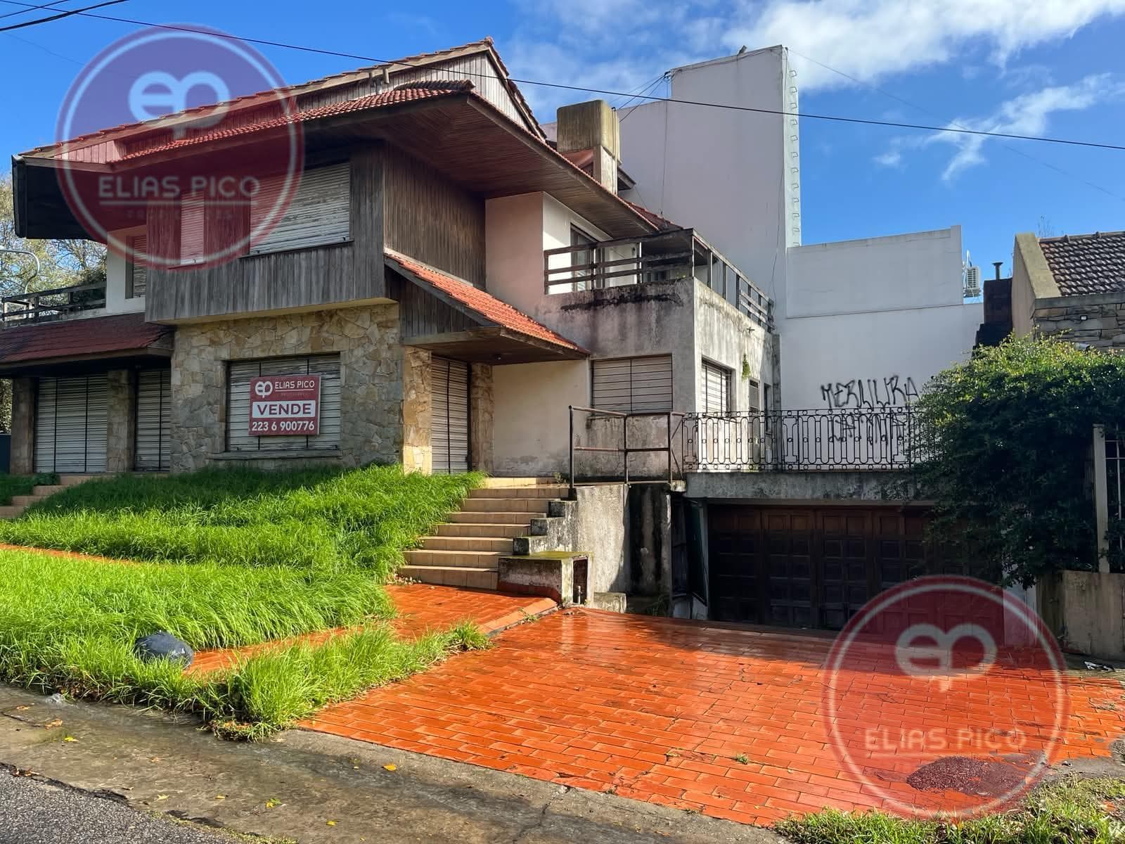 House in need of renovation in the Los Troncos neighborhood