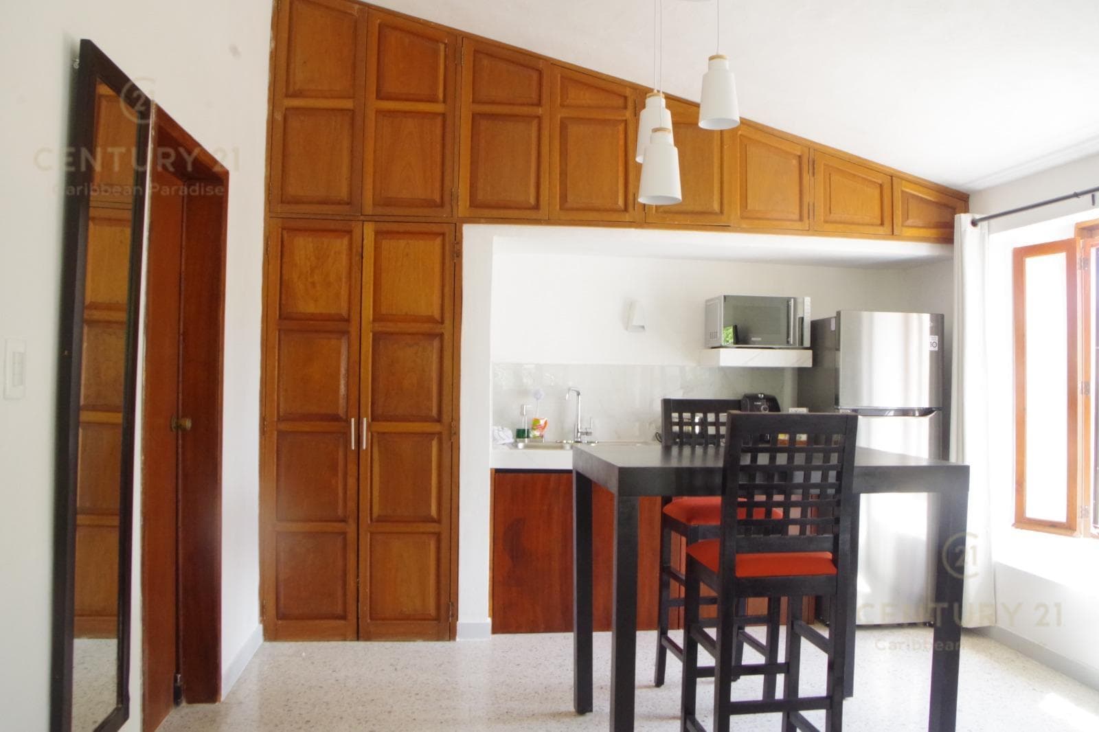 HOUSE FOR SALE IN A PRIVATE COMPLEX WITH 3 STUDIOS ON AV. UXMAL IN CANCÚN C4141