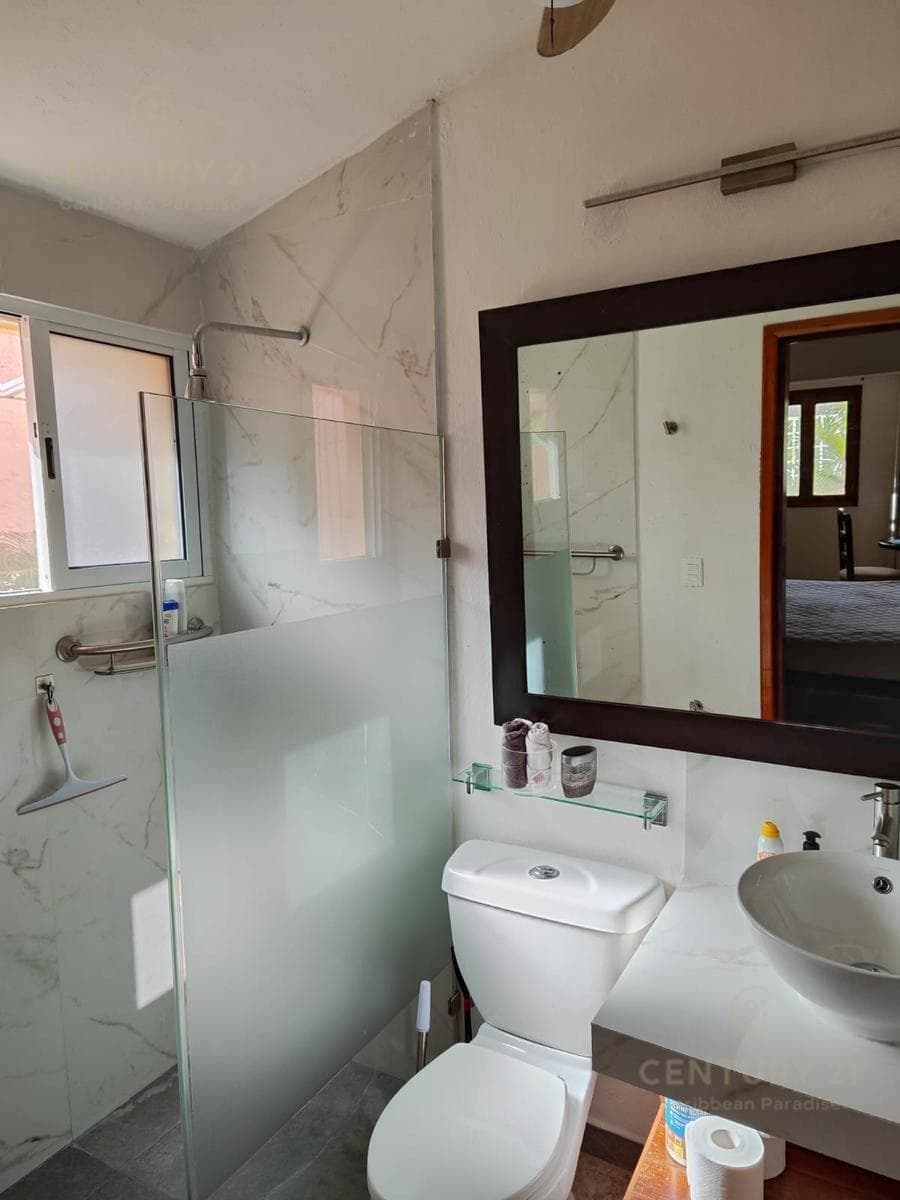 HOUSE FOR SALE IN A PRIVATE COMPLEX WITH 3 STUDIOS ON AV. UXMAL IN CANCÚN C4141