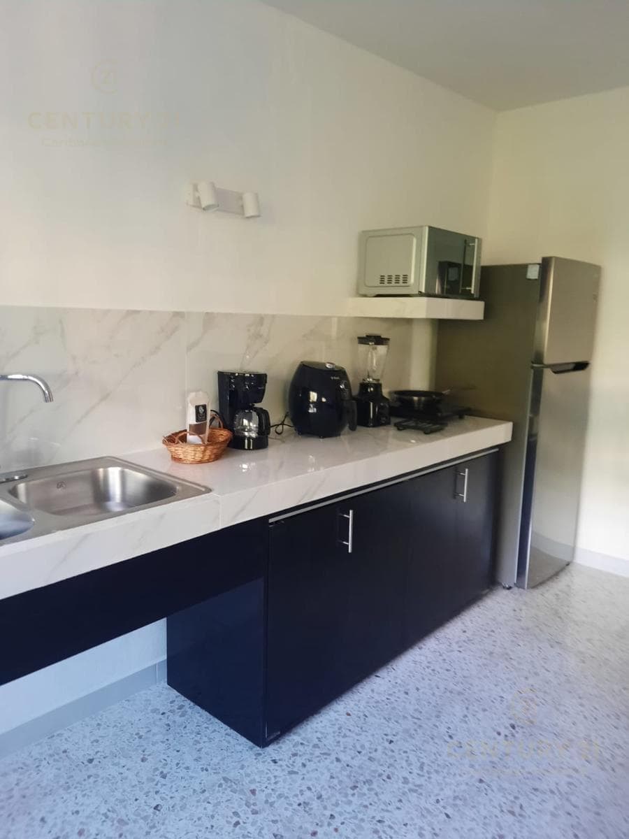 HOUSE FOR SALE IN A PRIVATE COMPLEX WITH 3 STUDIOS ON AV. UXMAL IN CANCÚN C4141