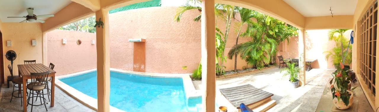HOUSE FOR SALE IN A PRIVATE COMPLEX WITH 3 STUDIOS ON AV. UXMAL IN CANCÚN C4141