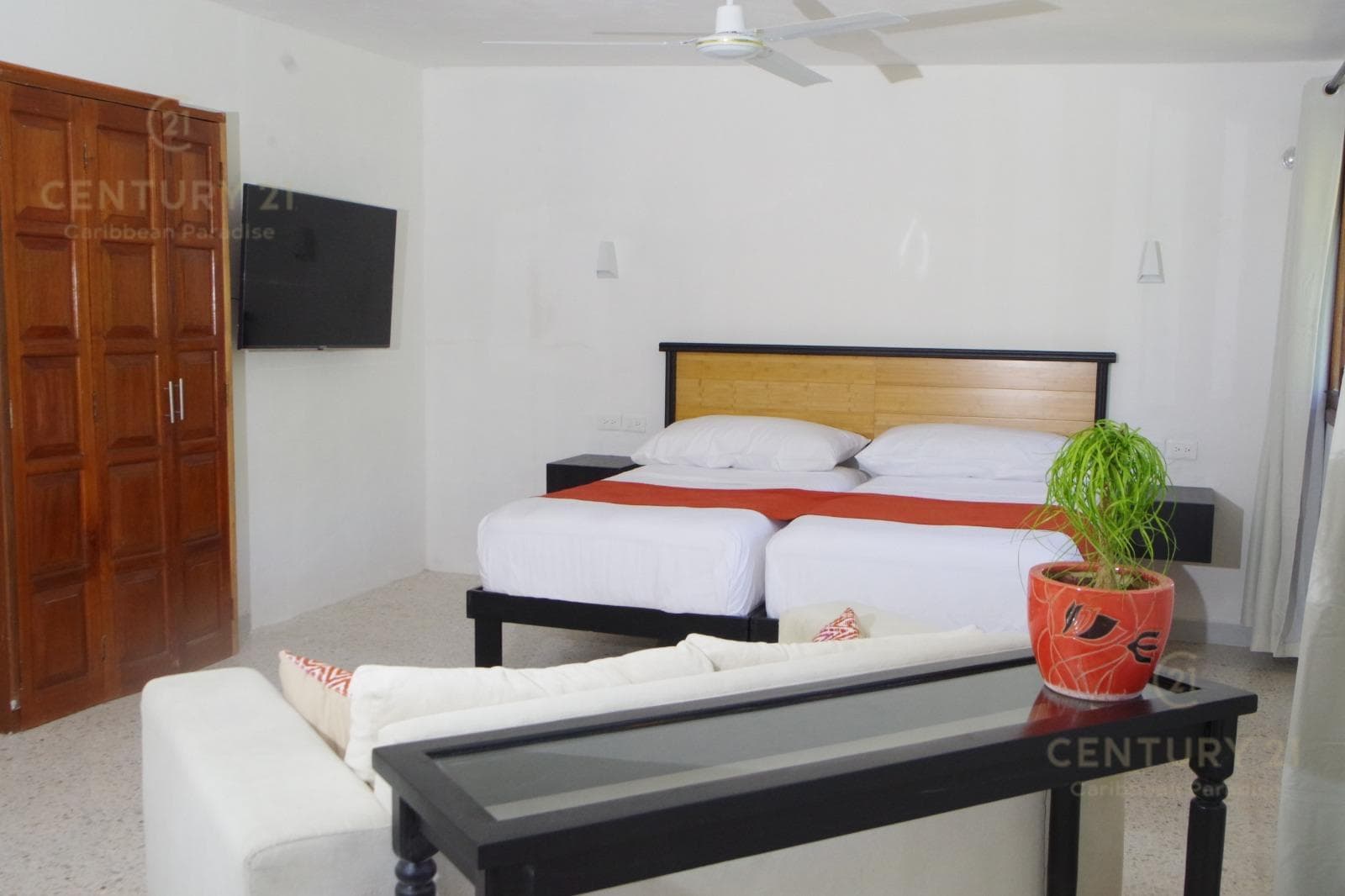 HOUSE FOR SALE IN A PRIVATE COMPLEX WITH 3 STUDIOS ON AV. UXMAL IN CANCÚN C4141