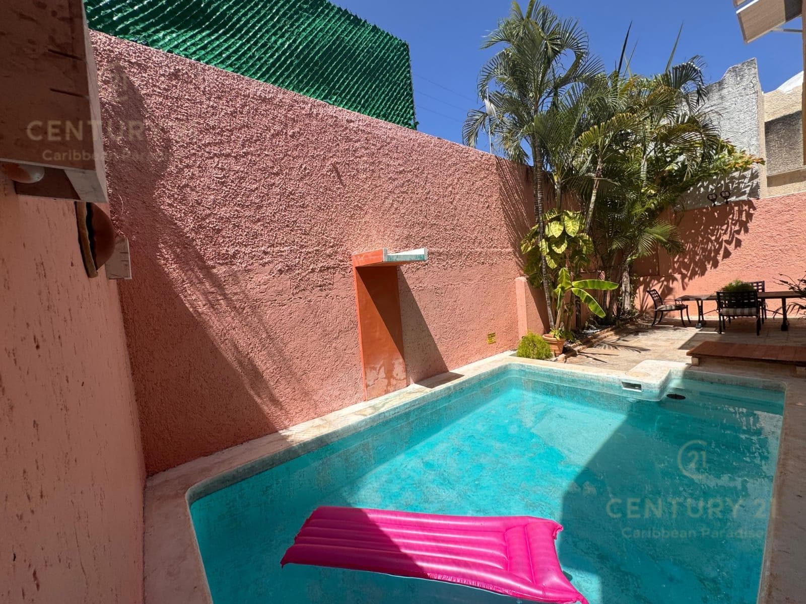 HOUSE FOR SALE IN A PRIVATE COMPLEX WITH 3 STUDIOS ON AV. UXMAL IN CANCÚN C4141