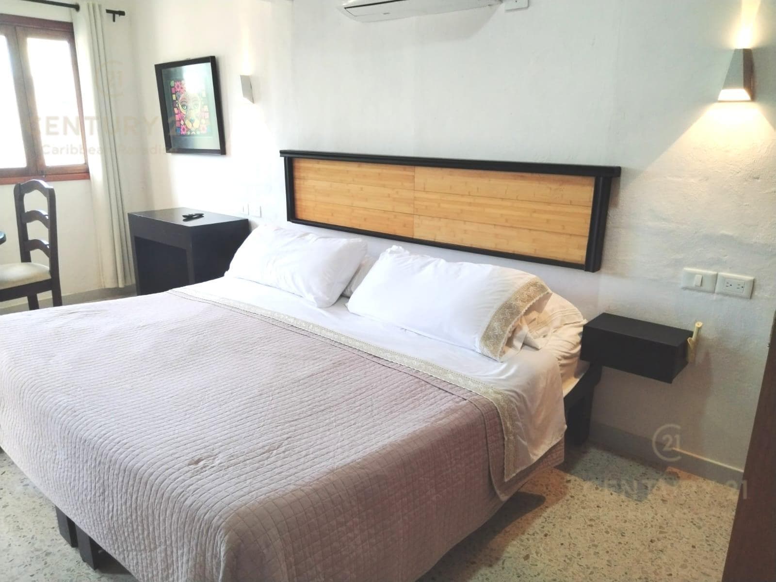 HOUSE FOR SALE IN A PRIVATE COMPLEX WITH 3 STUDIOS ON AV. UXMAL IN CANCÚN C4141