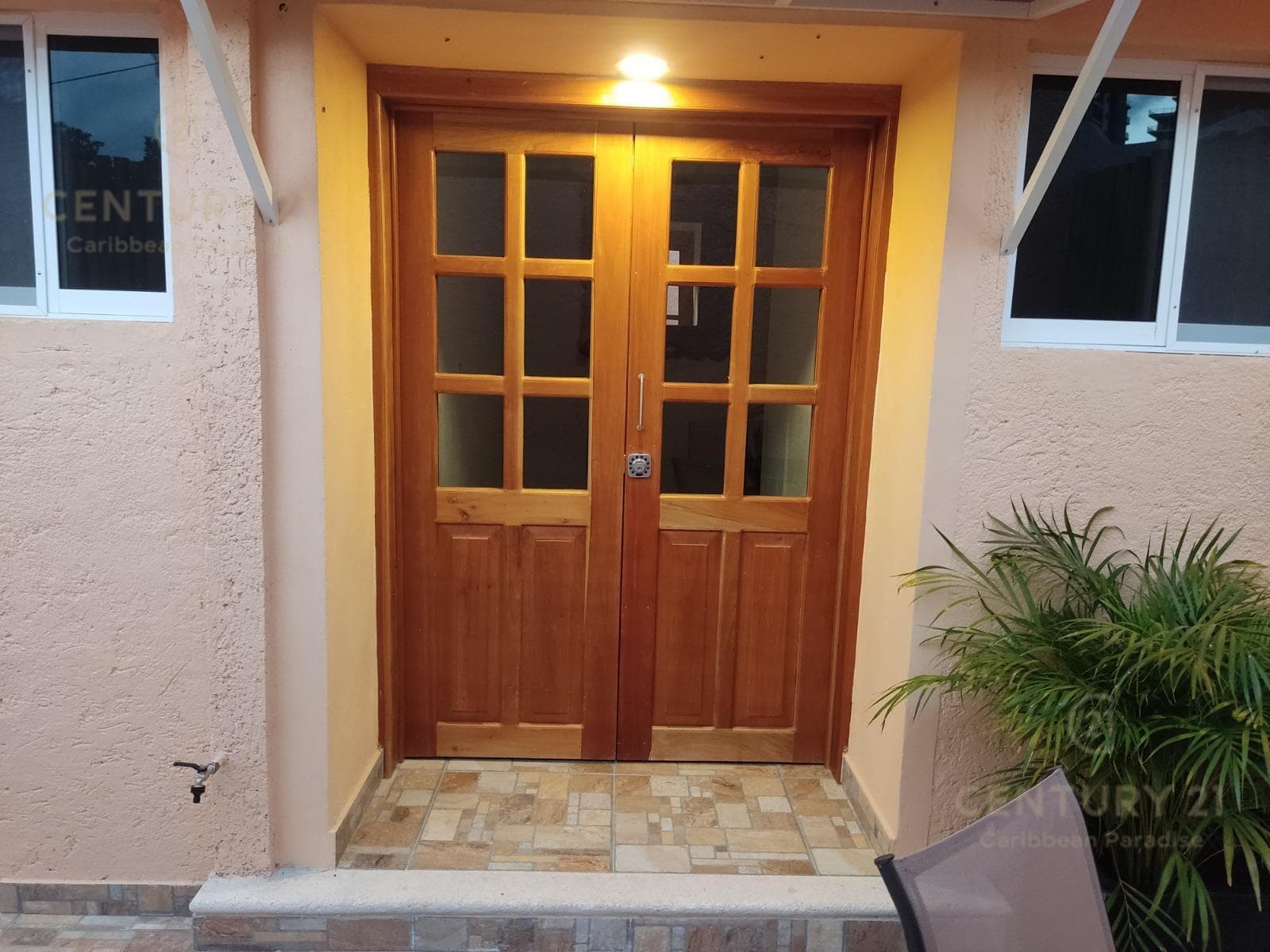 HOUSE FOR SALE IN A PRIVATE COMPLEX WITH 3 STUDIOS ON AV. UXMAL IN CANCÚN C4141