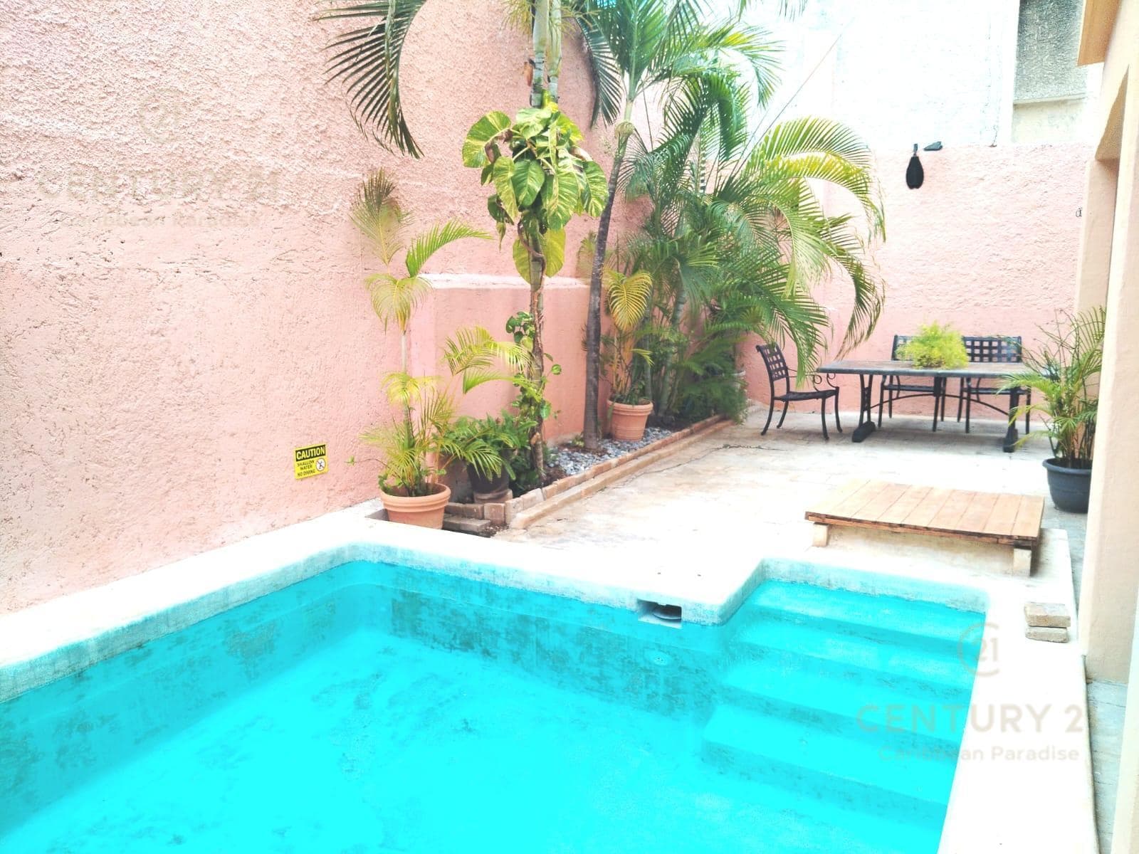 HOUSE FOR SALE IN A PRIVATE COMPLEX WITH 3 STUDIOS ON AV. UXMAL IN CANCÚN C4141