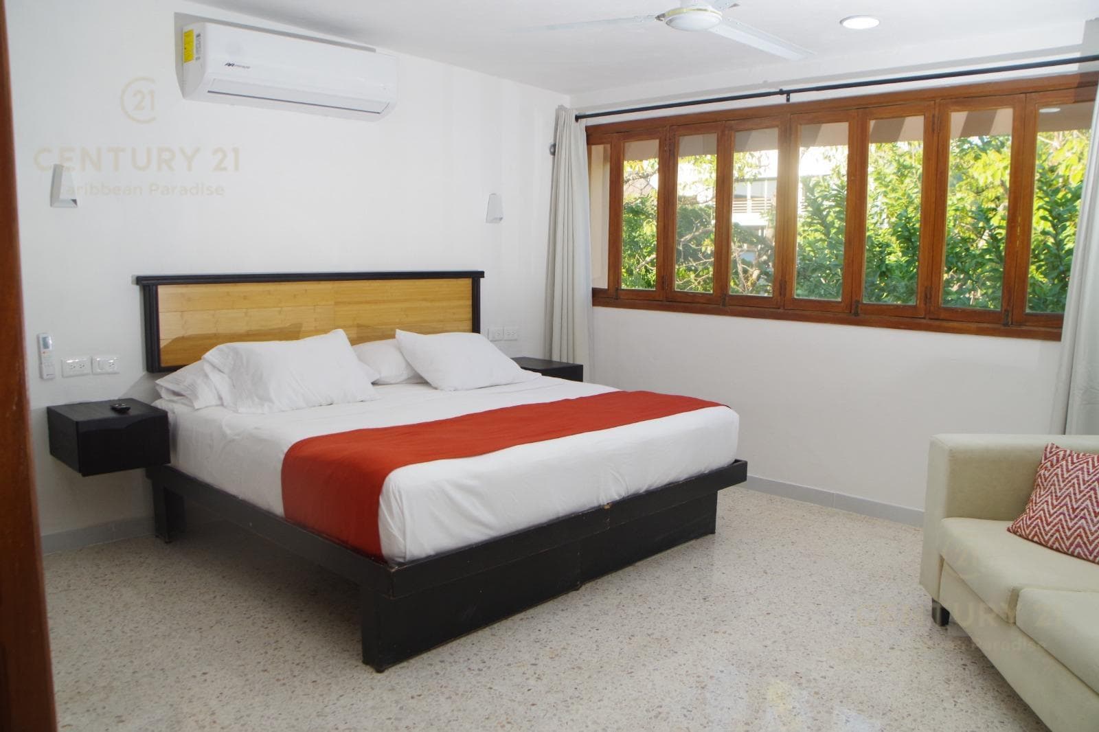 HOUSE FOR SALE IN A PRIVATE COMPLEX WITH 3 STUDIOS ON AV. UXMAL IN CANCÚN C4141
