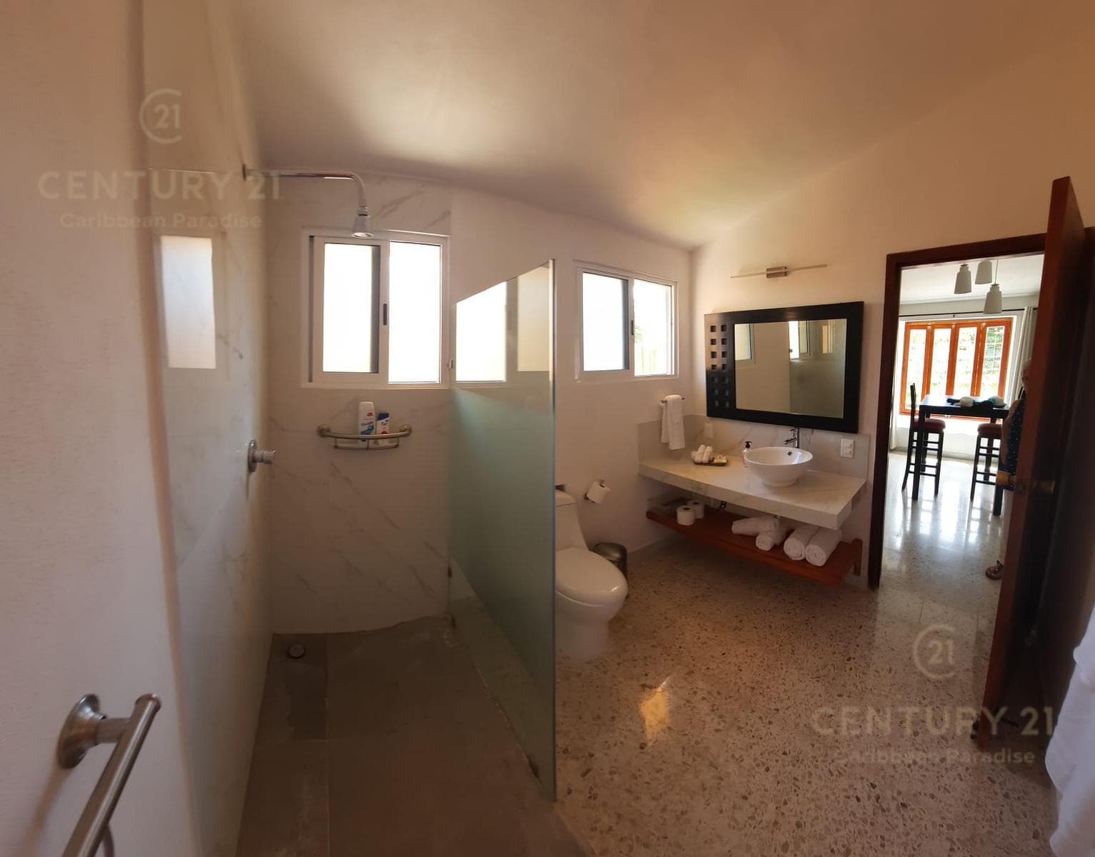 HOUSE FOR SALE IN A PRIVATE COMPLEX WITH 3 STUDIOS ON AV. UXMAL IN CANCÚN C4141