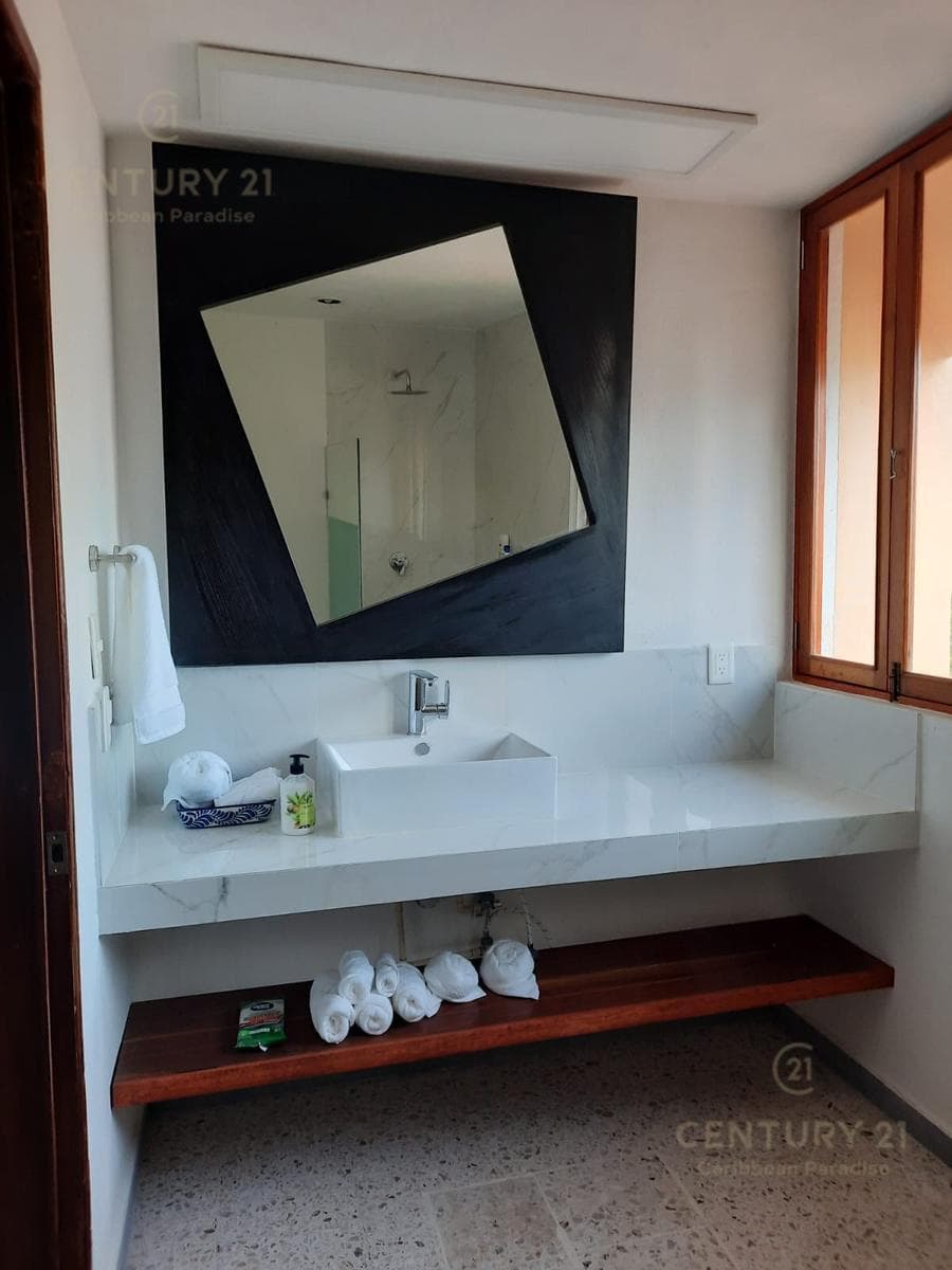 HOUSE FOR SALE IN A PRIVATE COMPLEX WITH 3 STUDIOS ON AV. UXMAL IN CANCÚN C4141