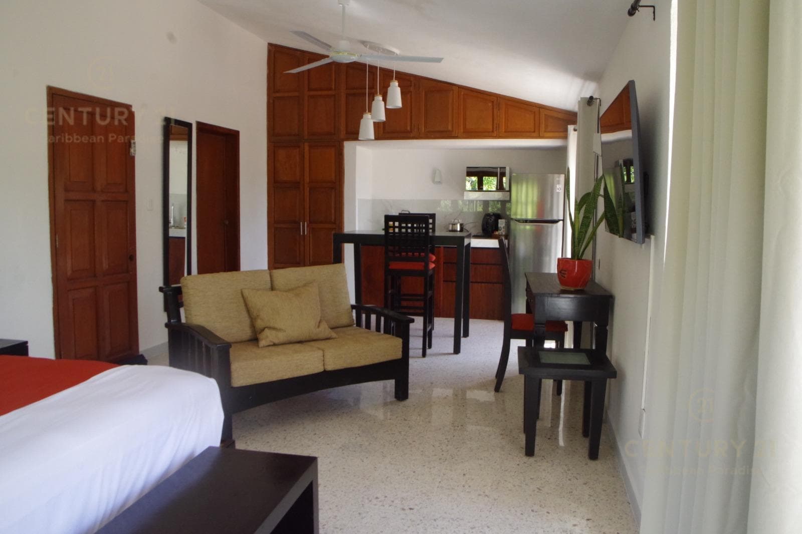 HOUSE FOR SALE IN A PRIVATE COMPLEX WITH 3 STUDIOS ON AV. UXMAL IN CANCÚN C4141