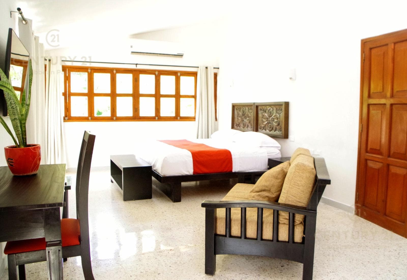 HOUSE FOR SALE IN A PRIVATE COMPLEX WITH 3 STUDIOS ON AV. UXMAL IN CANCÚN C4141