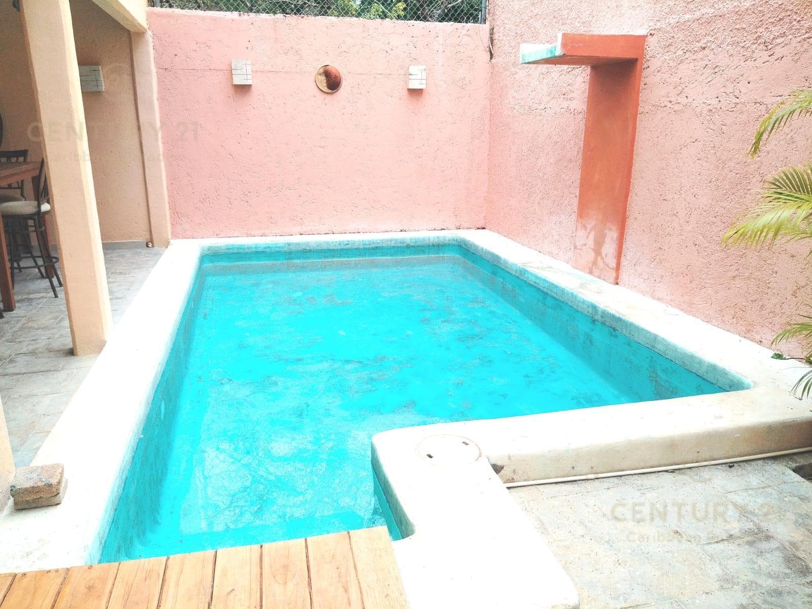 HOUSE FOR SALE IN A PRIVATE COMPLEX WITH 3 STUDIOS ON AV. UXMAL IN CANCÚN C4141