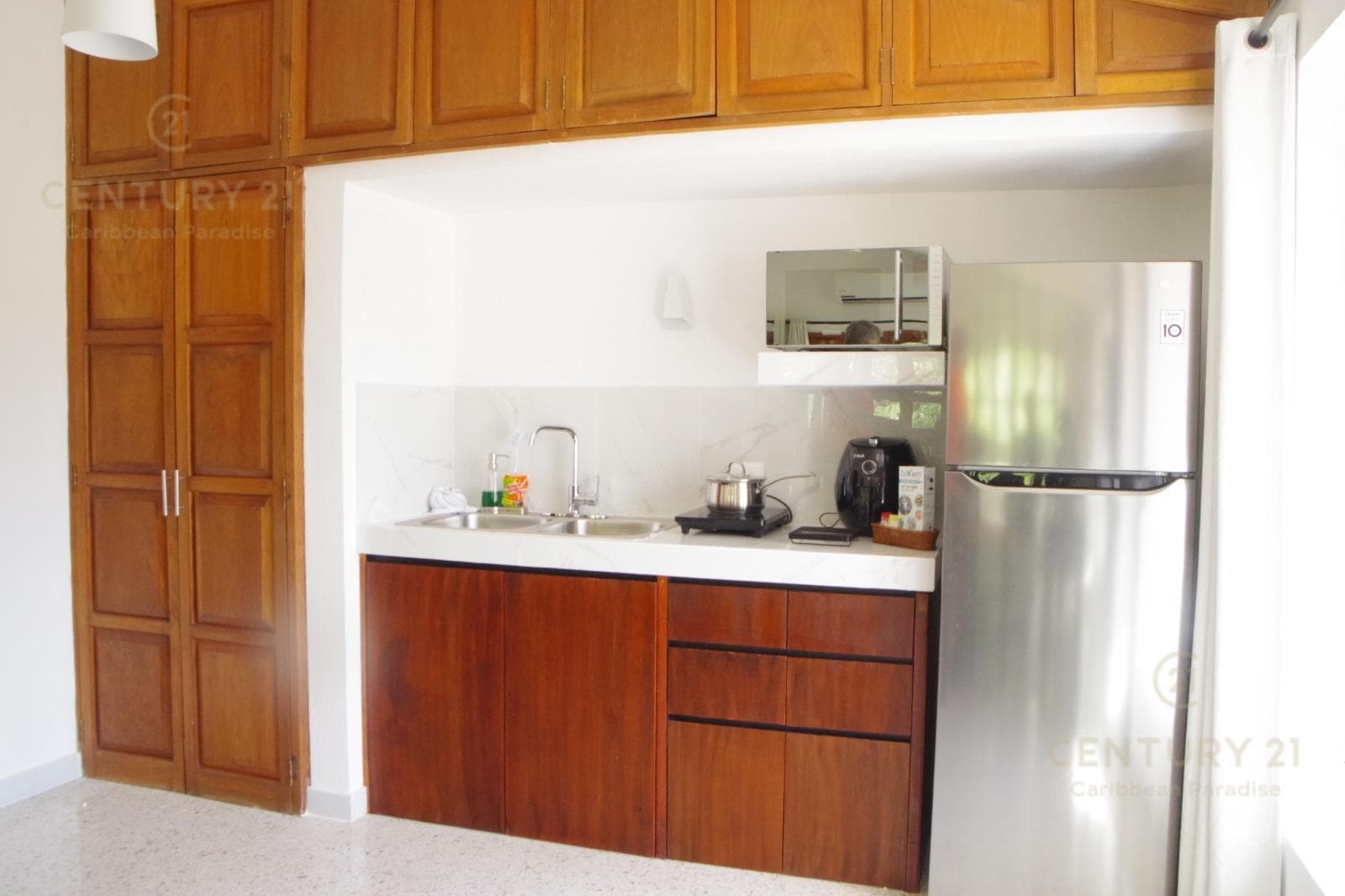 HOUSE FOR SALE IN A PRIVATE COMPLEX WITH 3 STUDIOS ON AV. UXMAL IN CANCÚN C4141