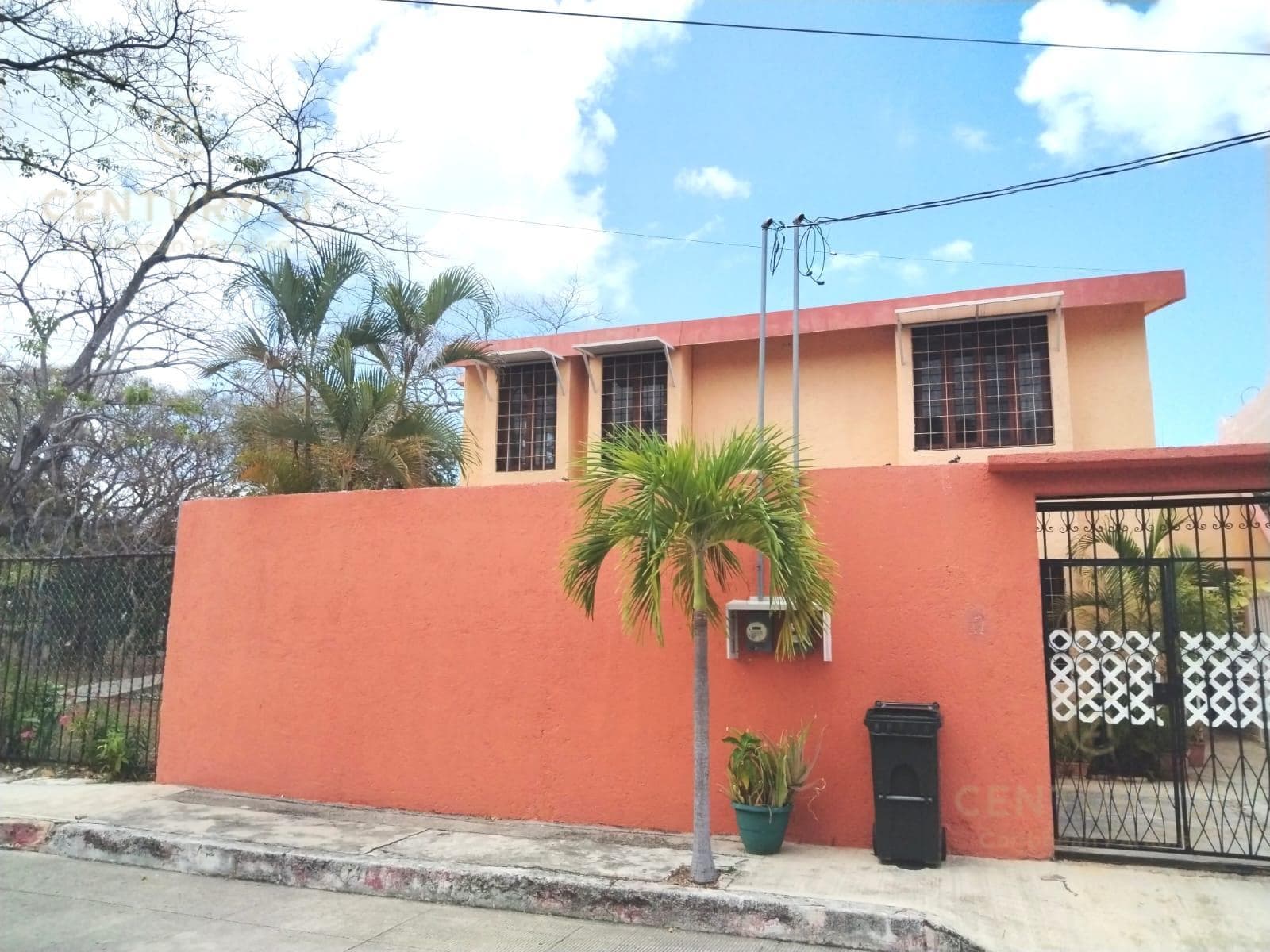 HOUSE FOR SALE IN A PRIVATE COMPLEX WITH 3 STUDIOS ON AV. UXMAL IN CANCÚN C4141