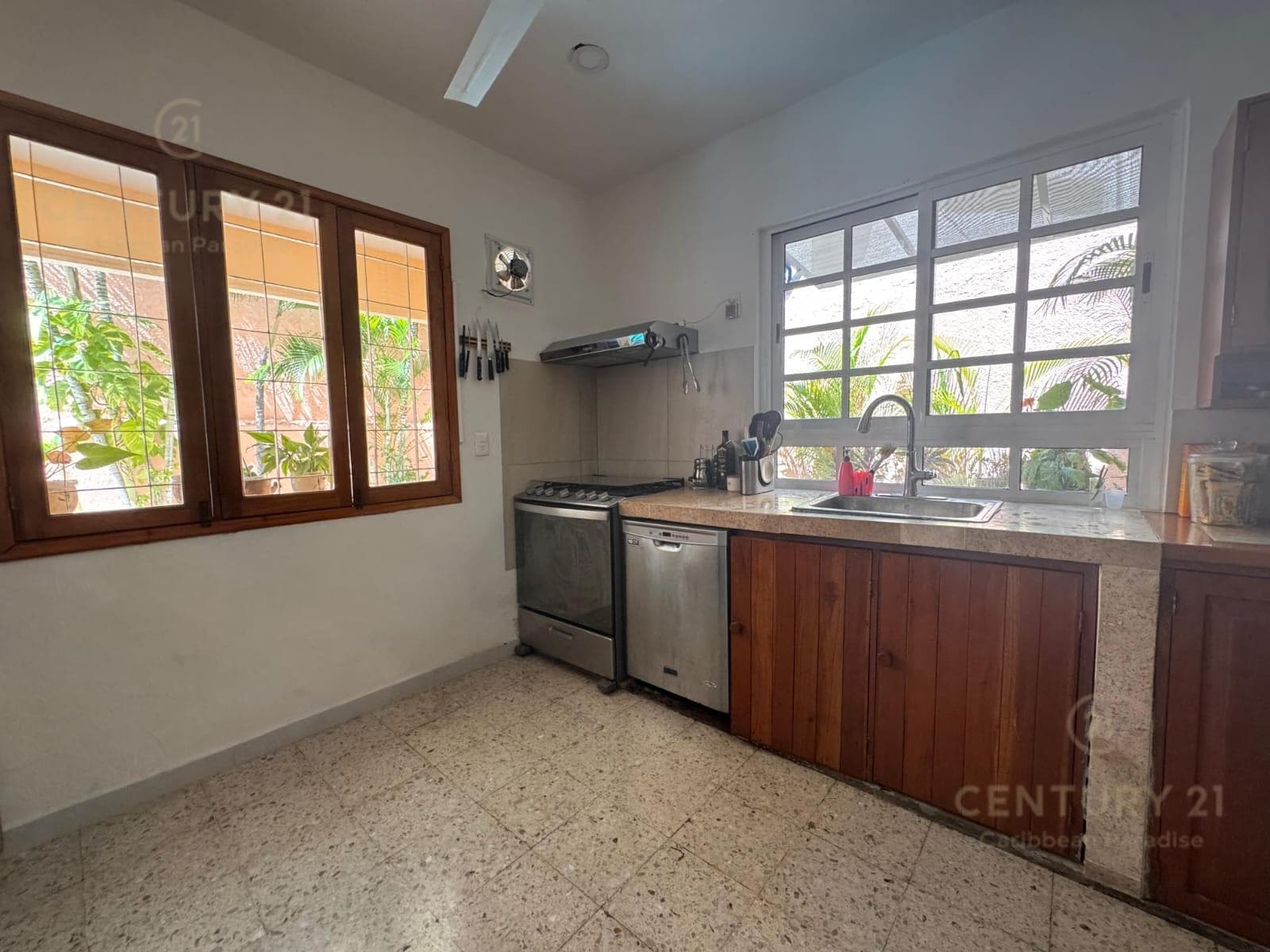 HOUSE FOR SALE IN A PRIVATE COMPLEX WITH 3 STUDIOS ON AV. UXMAL IN CANCÚN C4141
