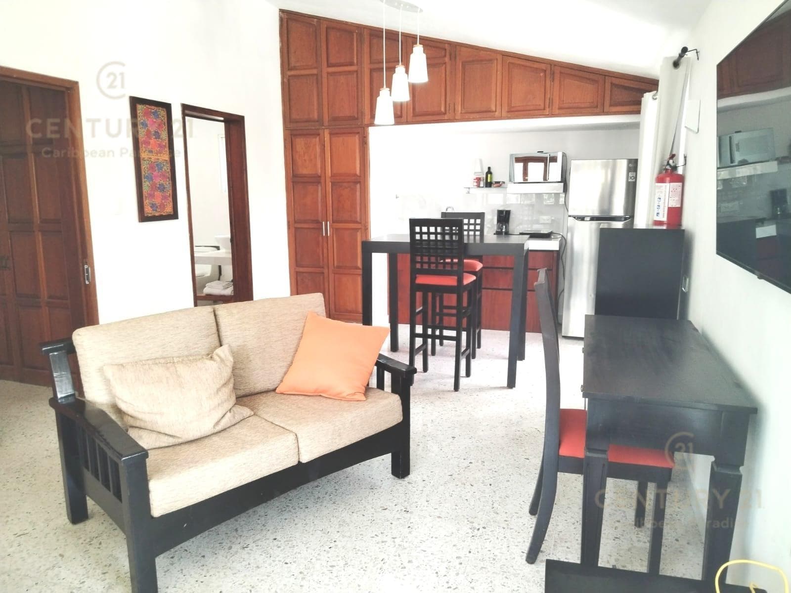 HOUSE FOR SALE IN A PRIVATE COMPLEX WITH 3 STUDIOS ON AV. UXMAL IN CANCÚN C4141